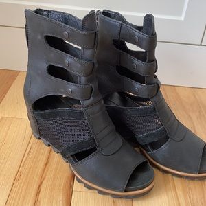 Adorable gladiator style wedge with mesh side. Zips up the back.